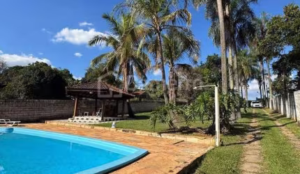 Belíssima Chácara à venda, com 2.366,38m² de terreno, fundos com a represa, na Praia dos Namorados,