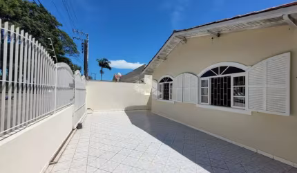 Casa à venda em Capoeiras, Florianópolis - 3 quartos, edícula e excelente localização