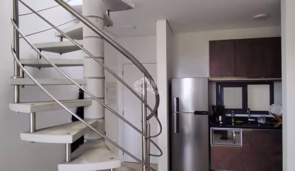 Apartamento duplex com 2 dormitórios, 1 suíte a 300 metros da praia do Campeche