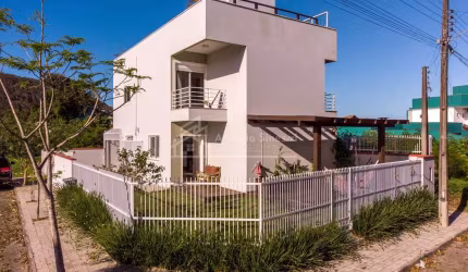 Casa com 4 quartos à venda na Rua Sofia n° 192 esquina com a Rua Teera, Itaguaçu, São Francisco do Sul por R$ 1.600.000
