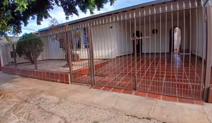 Casa com 3 quartos sendo 1 suíte para Alugar na região norte de Londrina