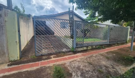 Casa à Venda com 2 quartos e dependência nos fundos na Avenida Jamill Scaff