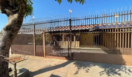 Casa com 152,73m² e 3 dormitórios sendo 1 suíte a venda na região Oeste com churrasqueira coberta aos fundos