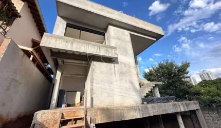 Casa em condomínio com 319m² para venda em Londrina.