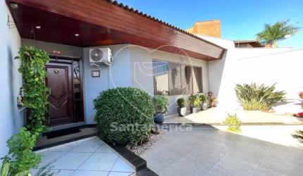 Casa à venda na região Sul de Londrina com 5 dormitórios sendo 2 suítes.