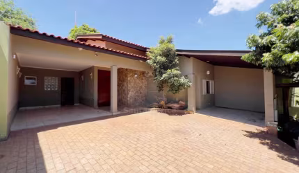 Casa à Venda com 4 Dormitórios no Shangri-lá A, Região Oeste