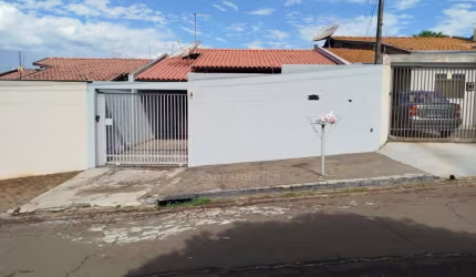 Casa à venda na região Norte de Londrina com 2 dormitórios