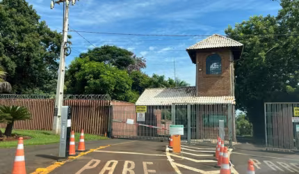 Casa à Venda no Condomínio Estancia Cabral com 2 Dormitórios