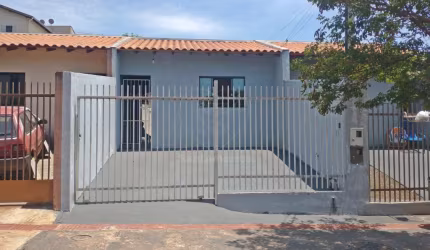Casa geminada à venda com 2 dormitórios, região Norte de Londrina.