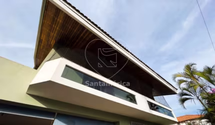 Casa a venda na região central, assobradada com mais de 300m² de área construída.