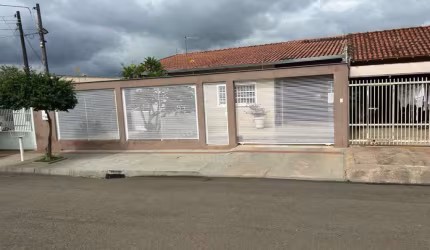 Casa à venda no Jardim Aragarça com 3 quartos sendo 1 suíte em Londrina