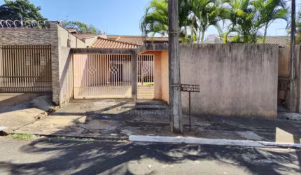 Casa à Venda e para Aluguel no Jardim das Palmeiras com 2 quartos em Londrina