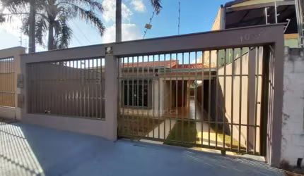 Casa para locação na Região Oeste de Londrina com 3 quartos sendo 1 suíte e ampla área externa