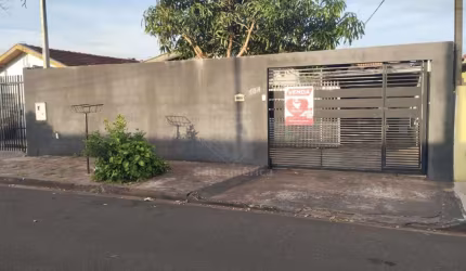 Casa à Venda com 3 Salas, Área Gourmet Próximo da Avenida Saul Elkind