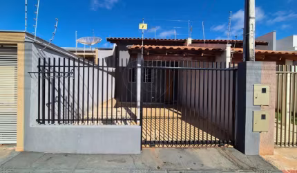 Casa à venda com 2 dormitórios e área de lazer integrada - Região Norte de Londrina.