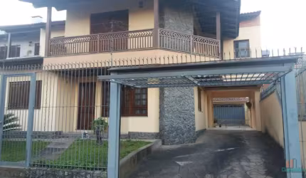 Casa com 4 quartos à venda na Rua Waldemar de Zorzi, 290, Vinhedos, Caxias do Sul por R$ 950.000