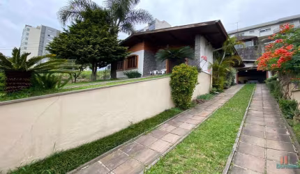 Casa com 3 quartos à venda na Rua Theodoro Biazus, 75, Sanvitto, Caxias do Sul por R$ 720.000