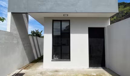 Casa nova 2 dormitórios sendo 1 suíte, aceita financiamento bancário