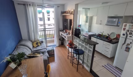 Condomínio com segurança 24 hs em Vista Alegre, varandinha, dois quartos , garagem , elevador.