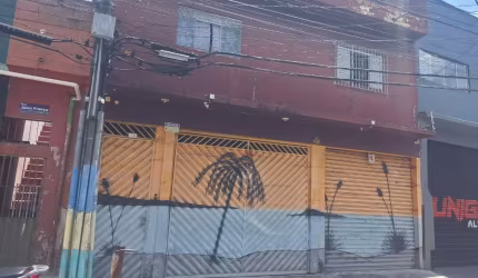 Imóvel com Duas Casas e Dois Salões Comerciais à venda