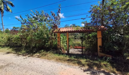 Casa com Varanda, Churrasqueira e Terreno Amplo à Venda em Suzano