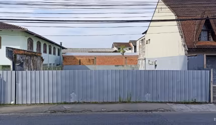 Vendo terreno no Centro de Joinville. Direto com proprietário.