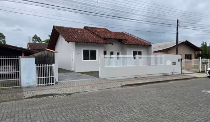 Vendo excelente residência bairro Espinheiros em Joinville. 