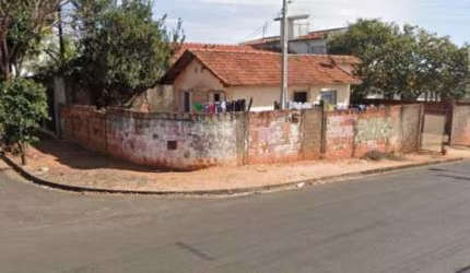 Casa com 2 quartos à venda na Rua José Maurício de Oliveira, 281, Conjunto Habitacional Humberto Popolo, Botucatu por R$ 200.000