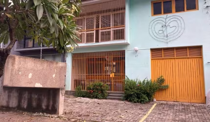 Casa para aluguel com 300 metros quadrados com 5 quartos em Casa Forte - Recife - PE