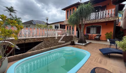 Aconchegante e espaçosa casa de 4Q (3 Suítes) - Condomínio com Infraestrutura