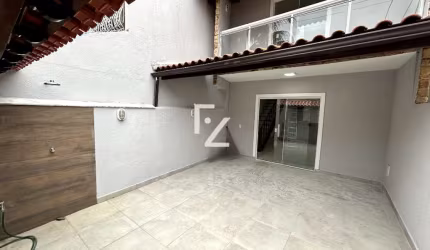 Duplex com amplitude impressionante e cozinha americana em condomínio fechado!