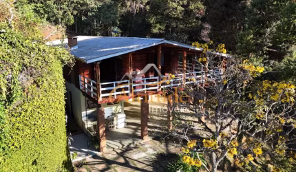 Casa de Madeira em Região Tranquila e Arborizada!