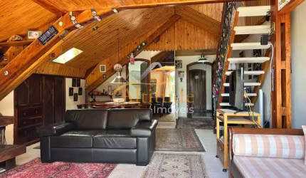Loft clássico com ambiente amplo e integração com a natureza