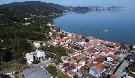 Casa com 2 quartos à venda na Osvaldo da Rocha Pires, 65, Sambaqui, Florianópolis por R$ 1.600.000