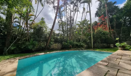 Mansão Exclusiva com 900m² Construídos no Jardim Guedala