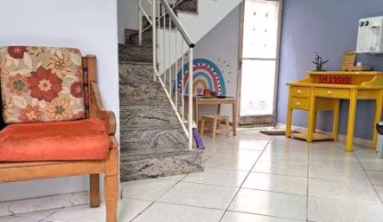 Casa duplex colado ao metrô Afonso Penna