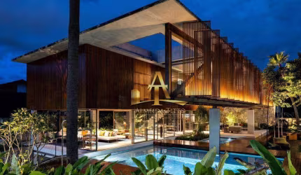 Casa com 4 dormitórios à Venda , 721 m²  de Área Constr- Alphaville 01 em  Barueri/SP.