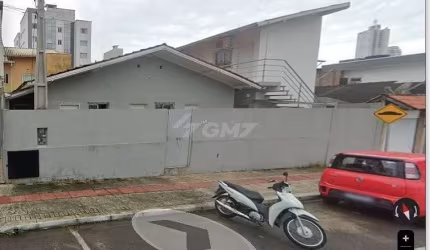 Kitnet para locação anual semi mobiliada nas  Nações em Balneário Camboriú