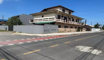 Predio Residencial C/Aprox.550m2 C/06Aptos e Terreno C/Area de 861m2 No Bairro Aventureiro!
