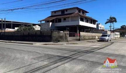 Sobrado Residencial C/03 Pisos C/02 Aptos e 02 Quitinetes e Terreno de Esquina No Bairro Aventureiro!