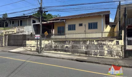 Imperdivel ! Residencia em Alv. C/laje C/Parte Averbada + Edicula e Terreno C/Area de 366 m2 No Jardim Iririu!