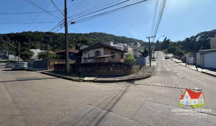 Terreno de Esquina C/Area de 305 m2 (Asfaltado) + Residencia No Bairro Aventureiro!