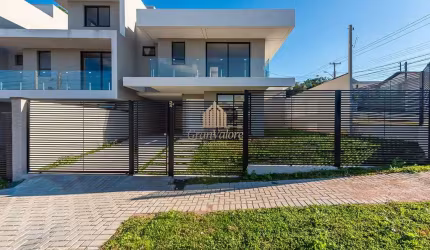 Sobrado de esquina com piscina e quintal