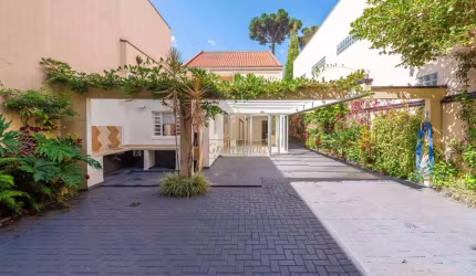 Triplex residencial com comercial à venda no Xaxim