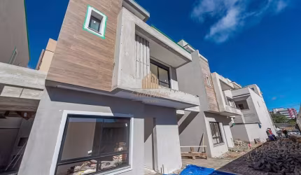 Sobrado em condominio na divisa do Portão com Água Verde