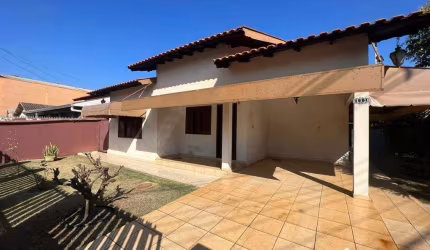 Casa com 3 dormitórios à venda, 218 m² por R$ 480.000,00 - Conjunto Habitacional Domingos O Neves - Rolândia/PR