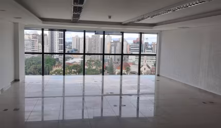Sala comercial com excelente área útil e vista ampla da cidade. 