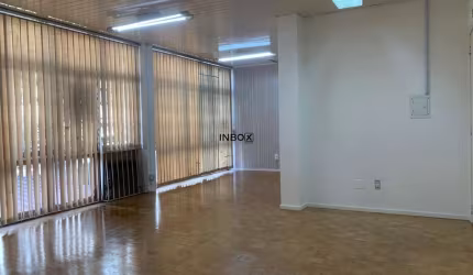 INBOX CIA IMOBILIÁRIA ALUGA - Sala comercial de andar no Centro de Bento Gonçalves.