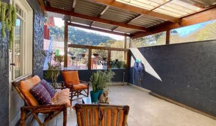 CASA À VENDA COM 3 DORMITÓRIOS