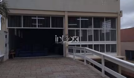 NBOX CIA IMOBILIÁRIA VENDE EM BENTO GONÇALVES - Prédio com duas salas comerciais e dois apartamentos, todos locados no Bairro Licorsul.
